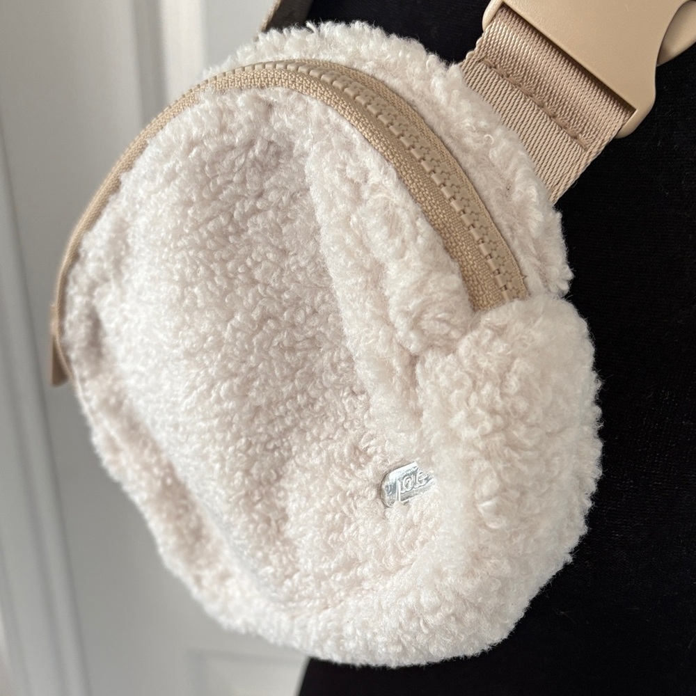 Lole NWOT Cream Sherpa Crossbody Bag - Picture 4 of 14